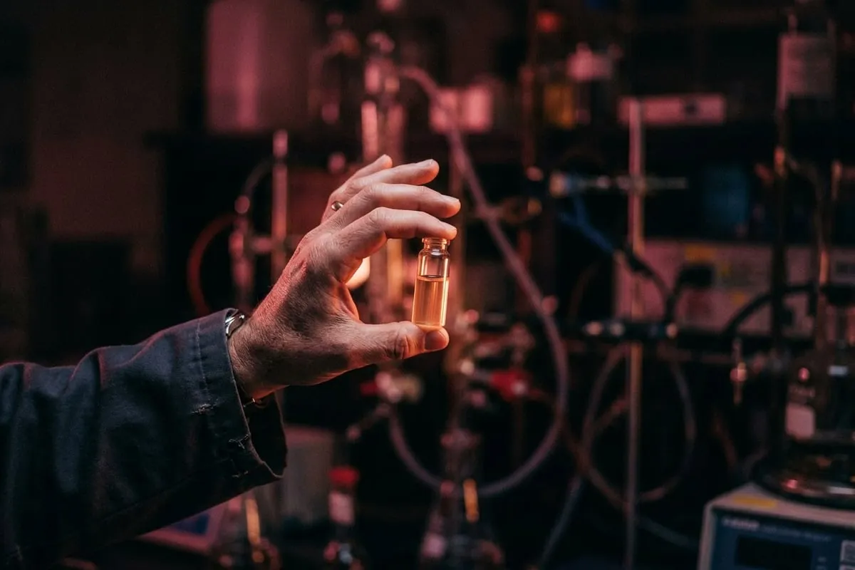 科學家手持裝有化學物質的小玻璃瓶，象徵費洛蒙研究